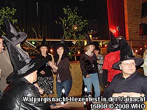 Hexenparty beim Walpurgisnacht-Hexenfest mit Tanz in den Mai