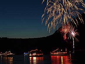 Walpurgisnacht-Feuerwerk in der Hexennacht mit den Schiffen der Rheinschifffahrt