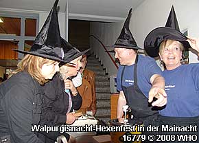 Hexenschmaus aus der Hexenpfanne gibt es beim Walpurgisnacht-Hexenfest